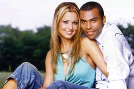 Ashley Cole đá bóng để "lấy lòng" Cheryl