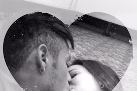 Bồ Neymar đăng ảnh "nóng" lên mạng