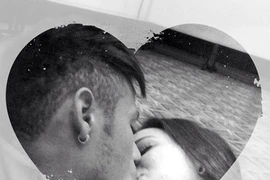 Bồ Neymar đăng ảnh "nóng" lên mạng