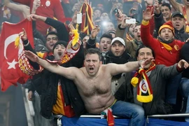 Không mua nổi vé, CĐV Galatasaray đào hầm vào sân Schalke 