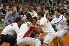 David Cup: Djokovic giúp Serbia vào chung kết