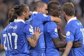 Hà Lan và Italia giành vé, Pháp nuôi hy vọng