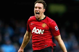 Phil Jones sẽ thay Robin van Persie đá tiền đạo?