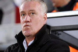 HLV Deschamps đồng ý ngồi "ghế nóng"
