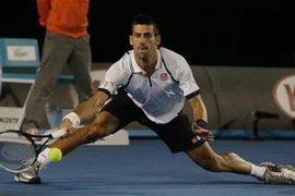 Djokovic áp sát kỷ lục của Roy Emerson