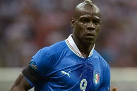 Balotelli dành bàn thắng tặng mẹ nuôi