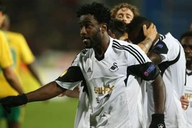 Europa League: Swansea may mắn đi tiếp