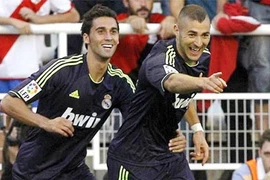 Real nhẹ nhàng giành 3 điểm để thu hẹp khoảng cách với Barca