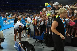 Djokovic dính chấn thương “lãng xẹt”