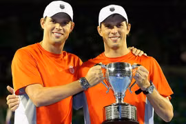 Anh em Bryan đi vào lịch sử Grand Slam