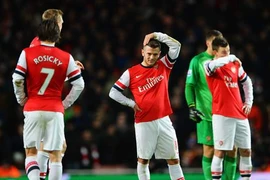 Cả Arsenal và MU đều rơi vào tình cảnh khó khăn