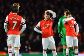 Cả Arsenal và MU đều rơi vào tình cảnh khó khăn