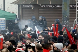  Lễ ăn mừng của PSG biến thành cuộc bạo động