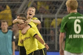 Dortmund khởi đầu thuận lợi, Lyon bị cầm hòa