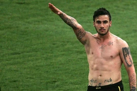 Chào kiểu "phát xít", cầu thủ bị cấm thi đấu suốt đời