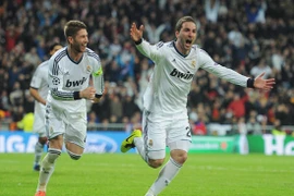 "Kền kền trắng" đặt một chân vào bán kết 