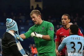 Ferdinand đổ máu trong trận derby