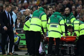 Chris Smalling và Huntelaar cùng đi cấp cứu