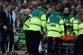 Chris Smalling và Huntelaar cùng đi cấp cứu