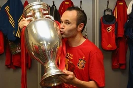 Iniesta đoạt danh hiệu Cầu thủ xuất sắc nhất Euro 2012