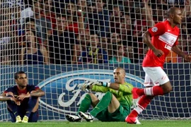 Barca may mắn thoát thua trước Spartak