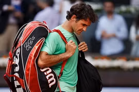 Federer thua mất mặt trước tay vợt trẻ Nhật Bản