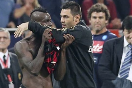 Balotelli bị treo giò 3 trận vì hành động phi thể thao