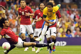 Vương quốc Anh đánh rơi 2 điểm, Brazil thắng hú vía Ai Cập