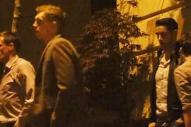 Carragher giải nghệ, sao Liverpool "gái gú" thâu đêm