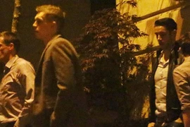 Carragher giải nghệ, sao Liverpool "gái gú" thâu đêm