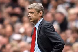 Arsenal rơi vào cảnh "nước sôi lửa bỏng" 