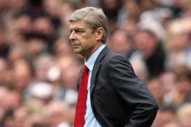 Arsenal rơi vào cảnh "nước sôi lửa bỏng" 
