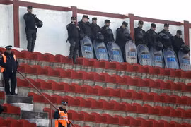 Hooligan đập phá, cướp bóc ở Argentina