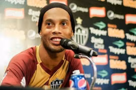 Ronaldinho trả giá đắt vì một lon Pepsi