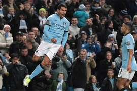 Man City và Arsenal thắng nhọc 