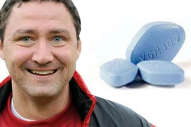 Cầu thủ vào phòng bác sĩ xin... Viagra 