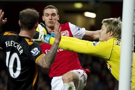 Pháo thủ bất lực trước Hennessey