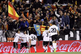 Valancia khiến Barca chết hụt, Atletico nối dài mạch thắng