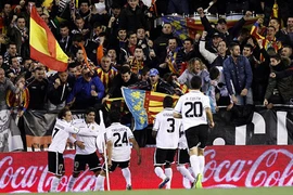 Valancia khiến Barca chết hụt, Atletico nối dài mạch thắng