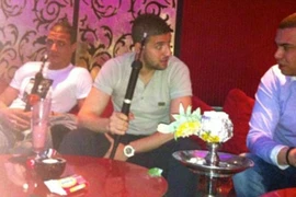 Ngôi sao Arsenal hút shisha cùng “kẻ thù”