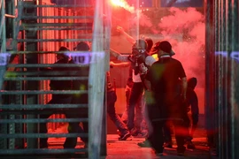 Vòng 36 Serie A: Cổ động viên Juve và Atalanta đánh nhau