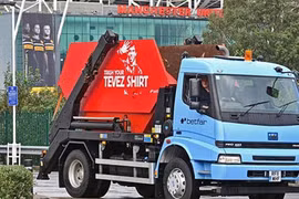 Nhờ "ghét" Tevez, CĐV thành Manchester xích lại gần nhau