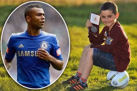 Ashley Cole tặng huy chương cho CĐV nhí của Man City