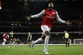 Henry trở lại giúp Arsenal vào vòng 4 FA Cup