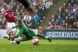 Aberdeen 2-1 MU: Ngày trở lại buồn của Fletcher 