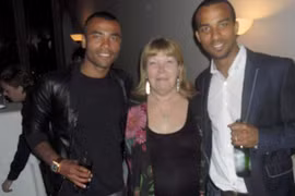 Nhà A. Cole mừng ra mặt khi Ferdinand suýt mù mắt