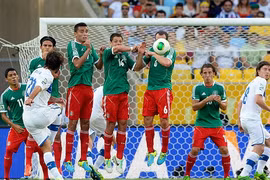 Chicharito không thể giúp Mexico thoát thua