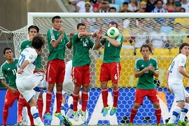 Chicharito không thể giúp Mexico thoát thua