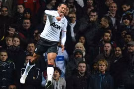 Chicharito xuất sắc cứu MU