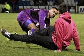 CĐV đột nhập sân tấn công thủ môn